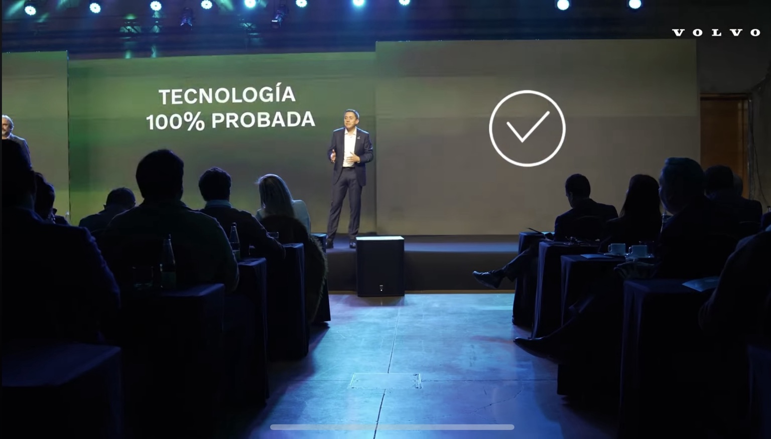Mauricio Tapia presenta tecnología ante una audiencia en un evento de Volvo