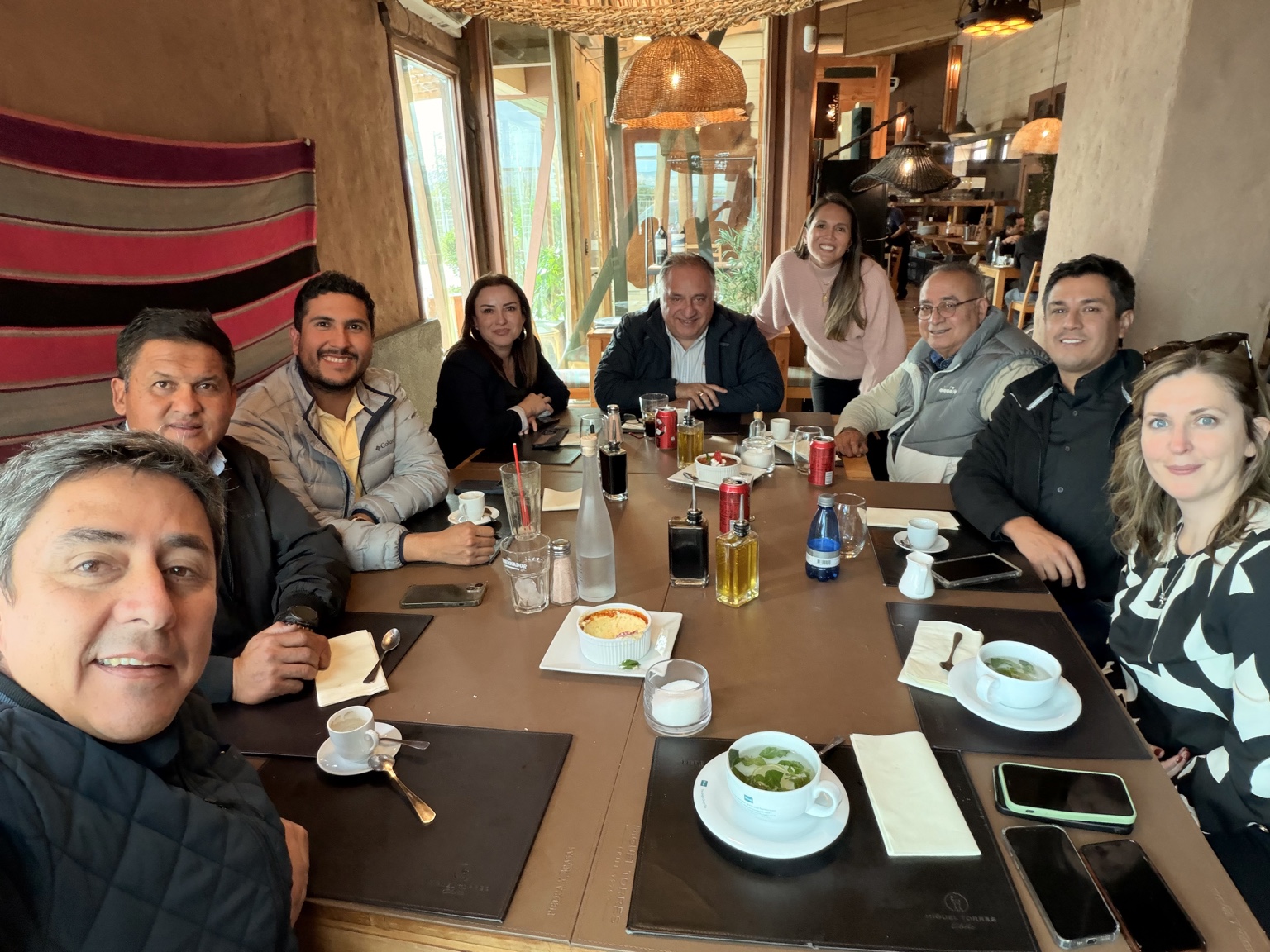 Encuentro de colegas alrededor de una mesa en un restaurante
