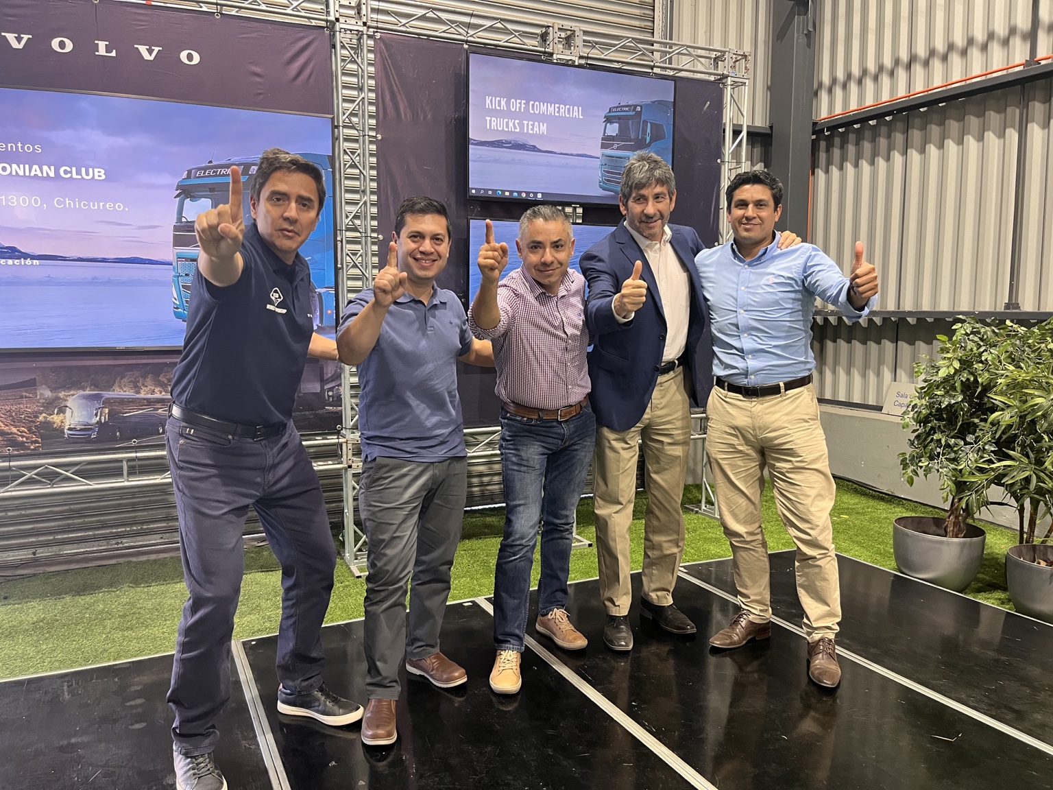 Cinco integrantes en un encuentro del equipo comercial