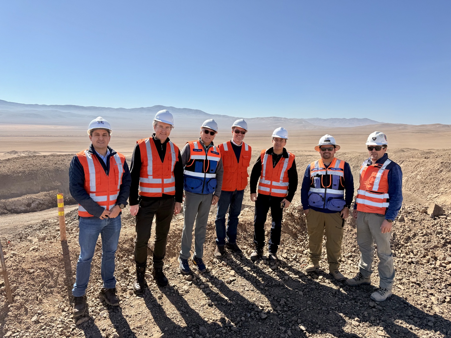 Grupo con cascos y chalecos de seguridad en un entorno industrial